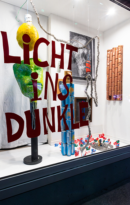 Mike Blumentopf; Installation "Licht ins Dunkel"; Foto: Martina Gasser; Schaufenster Denis