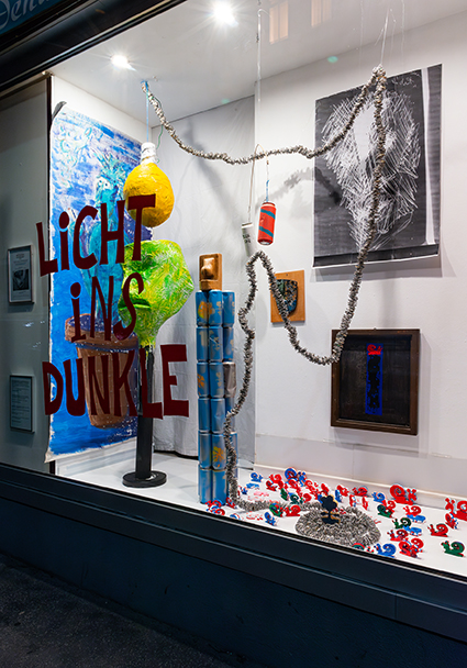 Mike Blumentopf; Installation "Licht ins Dunkel"; Foto: Martina Gasser; Schaufenster Denis